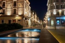 Veduta by night di una fontana nel centro di Troyes, Francia.
