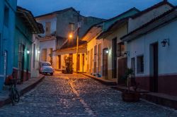 Veduta by night di una stradina acciottolata nel centro di Sancti Spiritus, Cuba - © Matyas Rehak / Shutterstock.com

