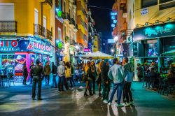 Veduta by night di una stradina di Alicante, Spagna, affollata di gente - © trabantos / Shutterstock.com