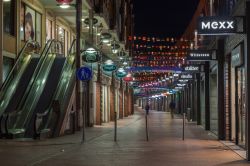 Veduta by night di una via dedicata allo shopping nel centro di Nijmegen, Olanda - © akarapong / Shutterstock.com