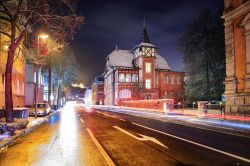 Veduta by night di una via del centro storico di Coburgo in inverno, Germania.



