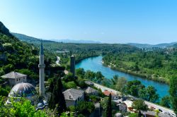 Veduta della città di Travnik incastonata nella stretta valle del fiume Lasva, Bosnia e Erzegovina.

