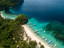 Veduta con il drone delle spiagge 7 Commando e Papaya a El Nido, Palawan, Filippine.

