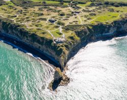 Veduta con un drone di Pointe du Hoc uno dei luoghi teatro dello sbarco in Normandia