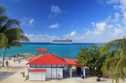 Veduta da Princess Cays sulla nave da crociera Crown Princess a Eleuthera, Bahamas. Princess Cays è un resort privato della compagnia Princess - © Studio Barcelona / Shutterstock.com ...