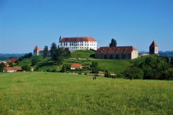 Veduta da una finestra della città antica di Ptuj, Slovenia. La città ospita interessanti monumenti fra cui due monasteri, il Municipio, musei e botteghe di artigianato locale. 
 ...