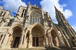 Veduta dal basso all'alto della cattedrale di Nostra Signora a Chartres, Francia.
