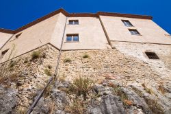 Veduta dal basso della Rocca del Duca di Poggiardo a Satriano di Lucania, Basilicata. E' una delle più interessanti dimore signorili di tutta la regione - © Mi.Ti. / Shutterstock.com ...