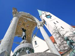 Veduta dal basso di una statua e della torre dell'orologio a Kempten, Germania - © cityfoto24 / Shutterstock.com