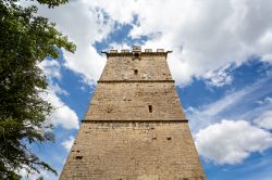 Veduta dal basso in alto della Torre Laubespin al castello di Montbard, Borgogna (Francia) - © Nigel Jarvis / Shutterstock.com