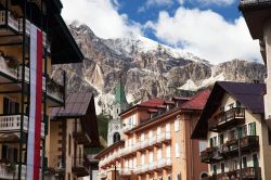 Veduta dal centro di Cortina d'Ampezzo, Veneto, del gruppo delle Tofane sulle Dolomiti - © Daniel Prudek / Shutterstock.com