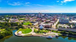 Veduta dal drone della città di Montgomery, capitale dell'Alabama (USA). Situata nella parte centro-meridionale dello stato, questa città sorge sul fiume Alabama.

