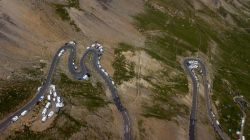 Veduta dal drone della strada del Col du Galibier, Valloire, durante il Tour de France (Francia). Questo valico alpino separa le Alpi Cozie francesi dalle Alpi del Delfinato; è attraversato ...