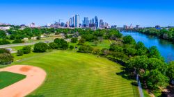 Veduta dal drone di un campo da baseball con la skyline di Austin, Texas (USA).



