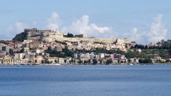 Veduta dal mare del castello e della cittadella di Milazzo, Sicilia. Di proprietà comunale, il castello cittadino, assieme all'area compresa nelle mura spagnole, rappresenta la cittadella ...