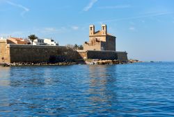 Veduta dal mare della chiesa di St. Peter e St. Paul sull'isola di Tabarca, Spagna. L'edificio religioso in stile barocco si trova sull'isola del Mediterraneo situata a circa 20 ...