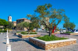 Veduta dal Quai Léon Condroyer verso la Tour Carrée e la chiesa cattolica di Sainte-Maxime, Francia - © Juergen Wackenhut / Shutterstock.com