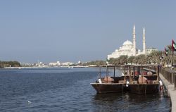 Veduta dalla barca Abra della laguna Khalid e della moschea Al Noor a Sharjah, Emirati Arabi Uniti. Situata nella Buhaira Corniche, questa splendida moschea in desgin turco ottomano è ...