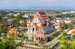 Veduta dalla cima della collina Khao Chong Krachok sulla città di Prachuap Khiri Khan, Thailandia.
