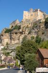Veduta dalla strada del castello di Beynac-et-Cazenac, dipartimento della Dordogna, Francia - © wjarek / Shutterstock.com