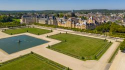 Veduta dall'alto dei giardini del castello medievale di Fontainebleau nei pressi di Parigi (Francia).

