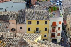 Veduta dall'alto del borgo di Bolsena, Italia. Una suggestiva terrazza fra i tetti delle abitazioni abbellisce questo angolo della città   - © trotalo / Shutterstock.com ...