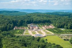 Veduta dall'alto del castello medievale di Cormatin, Francia. Edificato nel XVII° secolo, questo suggestivo maniero circondato da fossati è immerso nella natura incontaminata ...