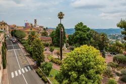 Veduta dall'alto del centro storico di Grasse con i suoi edifici e le sue strade, Francia.

