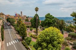 Veduta dall'alto del centro storico di Grasse con i suoi edifici e le sue strade, Francia.

