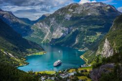 Veduta dall'alto del fiordo Geiranger (Norvegia) con una nave da crociera. Questo fiordo è uno dei siti naturalistici più visitati del paese.
