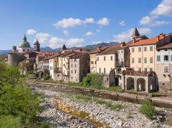 Veduta dall'alto del fiume con la cattedrale a Pontremoli, nord della Toscana.
