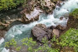 Veduta dall'alto del fiume e del canyon Breitach nei pressi di Oberstdorf, Baviera, Germania.
