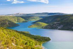 Veduta dall'alto del fiume Krka nel Parco Nazionale di Krka, Dalmazia, Croazia. Costituito nel 1985, questo parco naturale copre un'area di 109 chilometri quadrati lungo la parte più ...