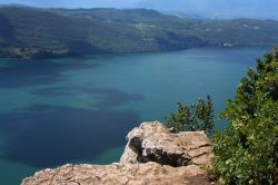 Veduta dall'alto del lago di Bourget a Aix-les-Bains, Francia. I colori cangianti delle sue acque ne fanno un bacino a metà strada fra un mare interno e un lago di montagna.
