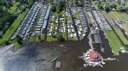 Veduta dall'alto del lago di Bowenwijde con il parco nei pressi della città di Giethoorn, regione di Overijssel (Olanda).



