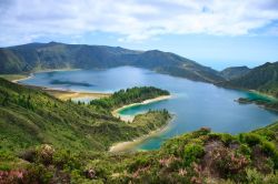 Veduta dall'alto del Lagoa do Fogo sull'isola di Sao Miguel, Azzorre. Questo bacino si è formato nella cavità delle montagne in seguito a un'eruzione vulcanica avvenuta ...