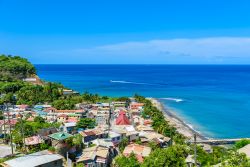 Veduta dall'alto del villaggio di Canaries, isola caraibica di Saint Lucia, Antille. E' una delle destinazioni più ambite sull'isola grazie alla sabbia bianca e l'acqua ...