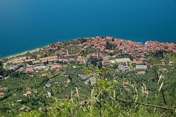 Veduta dall'alto del villaggio di Gargnano e del lago di Garda, Lombardia, Italia. Un pittoresco panorama di questa località che vanta un entroterra montuoso e ricoperto da boschi.




 ...