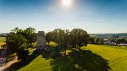 Veduta dall'alto della Bismarckturm di Augusta, Germania, immersa nella campagna. 
