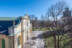 Veduta dall'alto della chiesa di Saint Olai a Norrkoping, Svezia. Sullo sfondo, l'omonimo parco fotografato in primavera - © Rolf_52 / Shutterstock.com