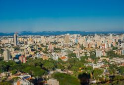 Veduta dall'alto della città dalla foresta germanica, Curitiba, Brasile. Siamo nella capitale dello stato brasiliano di Paranà - © Fotos593 / Shutterstock.com