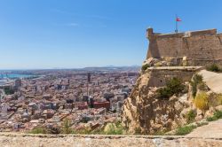 Veduta dall'alto della città di Alicante, Spagna: dalla fortezza di Santa Barbara si gode un suggestivo panorma su questa località costiera, importante porto della Spagna.

 ...