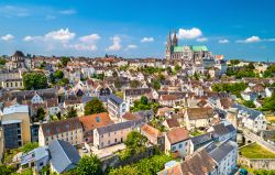 Veduta dall'alto della città di Chartres con la cattedrale di Nostra Signora, Francia.

