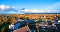 Veduta dall'alto della città di Kilkenny e della Black Abbey, Irlanda. La bella chiesa domenicana risale al XIII° secolo. L'Abbazia Nera venne fondata da Guglielmo il Maresciallo, ...