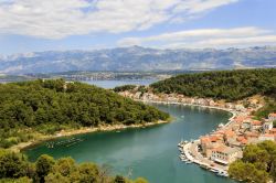 Veduta dall'alto della città di Novigrad, Croazia, con il Velebit a fare da cornice - © DarioZg / Shutterstock.com