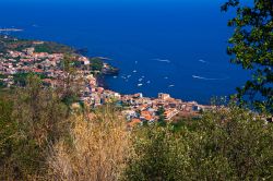 Veduta dall'alto della cittadina di Aci Castello, Sicilia. I mesi estivi sono perfetti non solo per fare lunghe nuotate nelle acque che lambiscono questa località balneare ma anche ...