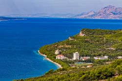 Una bella veduta dall'alto della cittadina turistica di Tucepi, Crozia. Siamo sulla costa del Mare Adriatico. 

