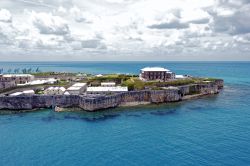 Veduta dall'alto della fortezza Keep e della Commissioner's House al Royal Naval Dockyard a Ireland Island, Bermuda.



