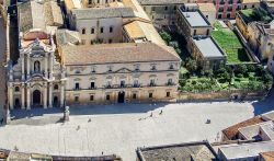 Veduta dall'alto della Piazza Duomo a Siracusa, Sicilia. Questa splendida e ampia piazza di Siracusa rappresenta il simbolo della ricostruzione barocca della città dopo il terremoto ...