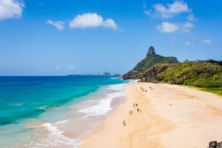 Veduta dall'alto della spiaggia di Cacimba do Padre e del Morro do Pico sull'isola di Fernando de Noronha, Pernambuco, Brasile.
